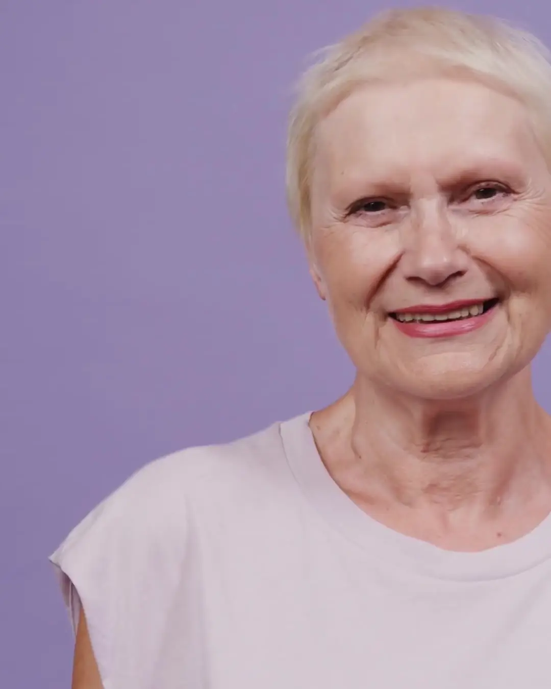 Mulher de 50 anos sorrindo